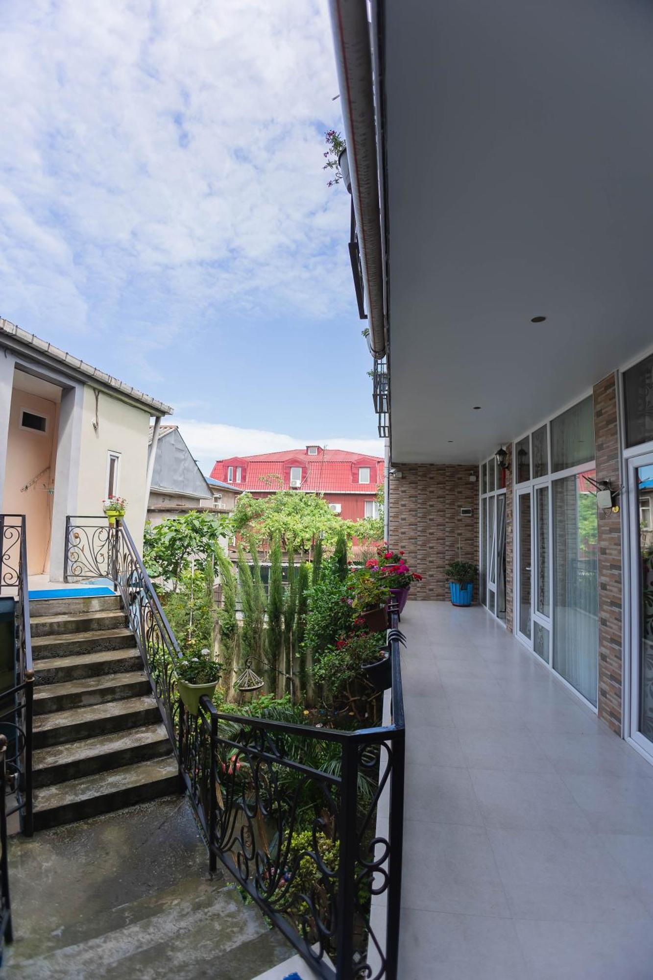 Guest House Ocean Force Batumi Bagian luar foto