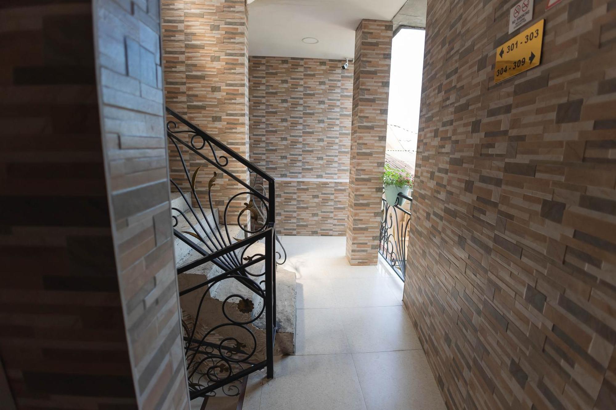 Guest House Ocean Force Batumi Bagian luar foto
